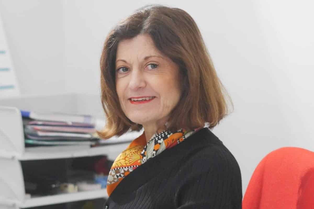 Hélène: Assistante qualité CE et approvisionnement